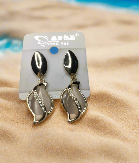 Elegant Korean gold earrings with leaf-shaped design and rhinestone accents 