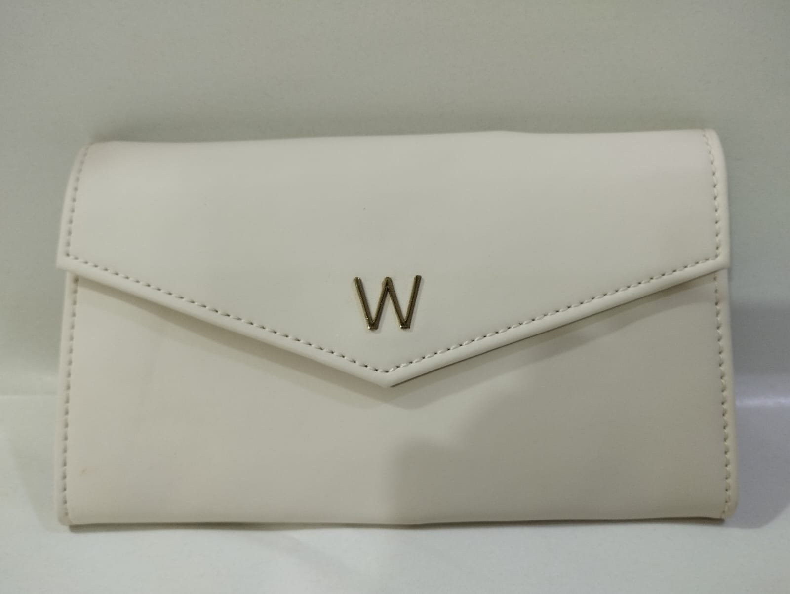 Elegant Wincham Fashion House small hand bag purse in cream with a stylish W emblem